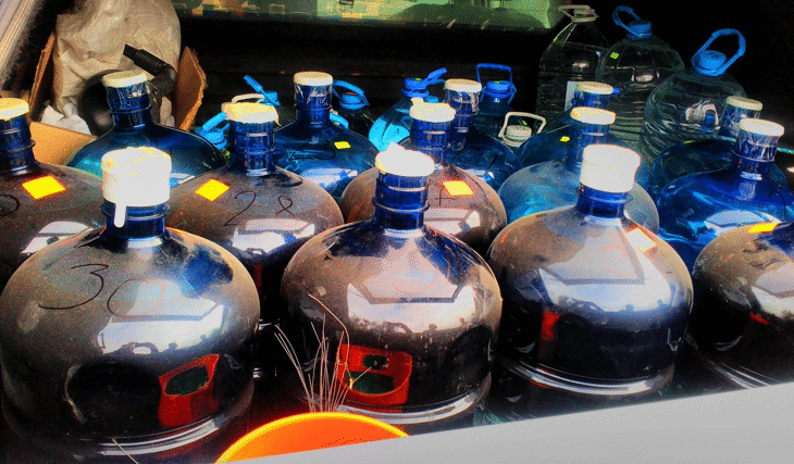 Над половин тон нелегална ракия откриха митнически служители в частен дом в Кричим