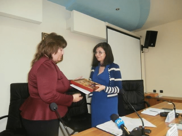 Министър Кунева Награди Началника На Рио-Враца, За Задържане На Децата В Училище