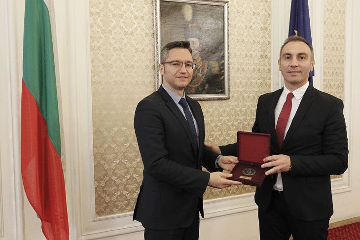 България ще продължи да подкрепя Република Македония в нейния път към членство в ЕС, заяви председателят на Комисията по европейски въпроси и контрол на европейските фондове Кристиан Вигенин на среща с македонския си колега Артан Груби