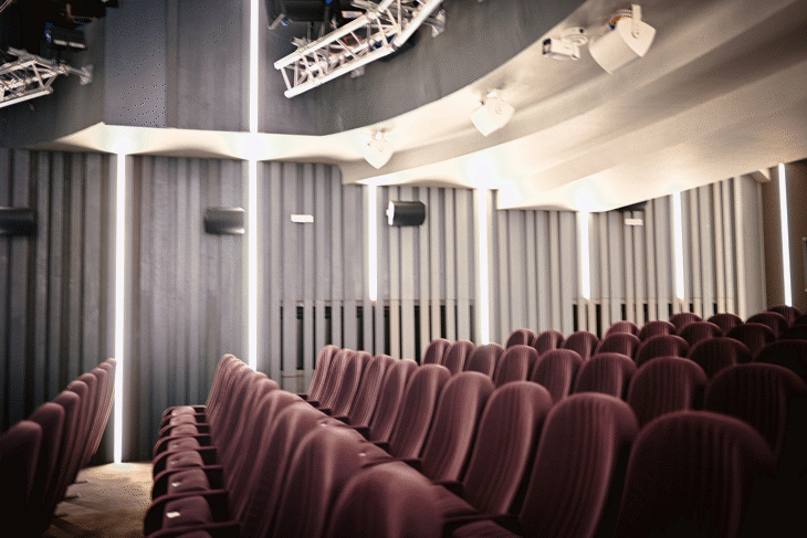 Малък градски театър „Зад канала“ посреща публиката с изцяло обновен салон