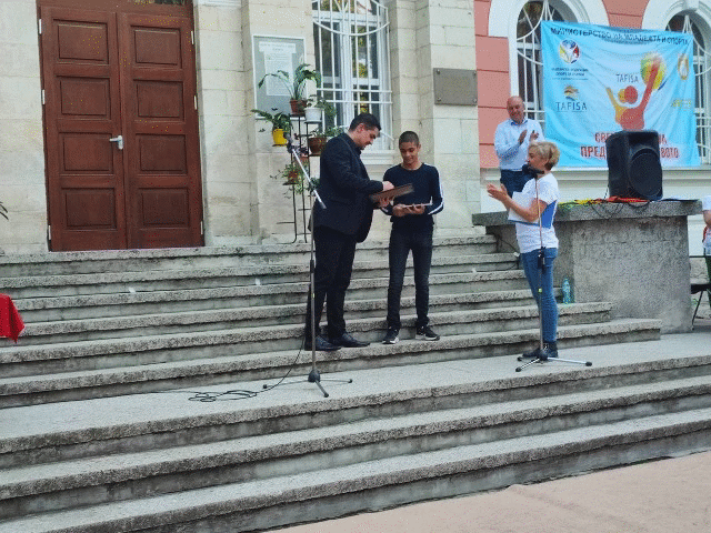 Министър Василев награди 10 талантливи деца на Плевен при старта на кампанията “10 причини младите да останат в България”