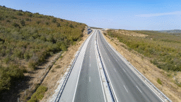 От утре до 3 октомври за почистване на канавки и полагане на маркировка временно ще се променя организацията на движение на АМ „Хемус“ в Софийска област