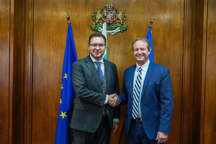 Министър Даниел Митов се срещна с Шон Кол, директор на програмата за Европа на „Международна правна мисия“ ​