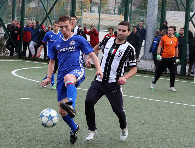 Министър Кралев връчи купата на шампионите в благотворителен футболен турнир на феновете