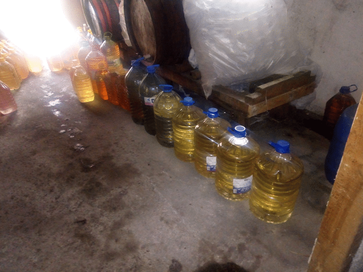 Митнически служители разкриха склад за нелегален алкохол, продавал стоката си чрез обяви в интернет