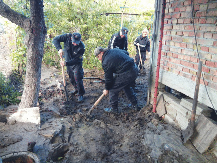 Военнослужещи от Българската армия продължават да оказват помощ на пострадали от наводненията в област Бургас