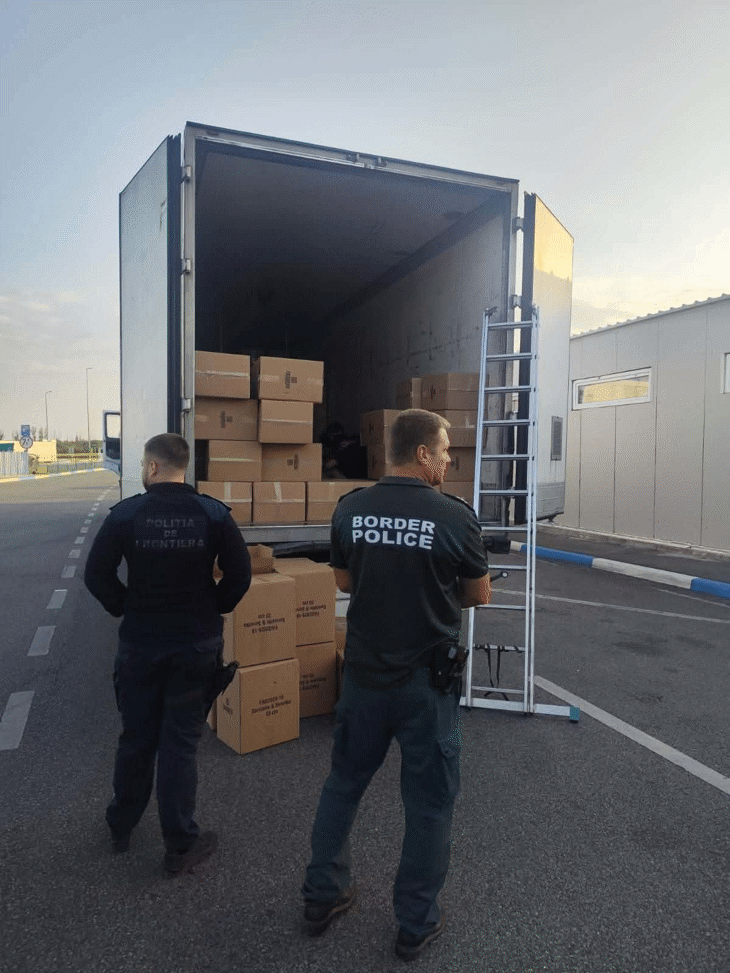 Български и румънски гранични полицаи задържаха камион с незаконни мигранти на прехода Видин - Калафат