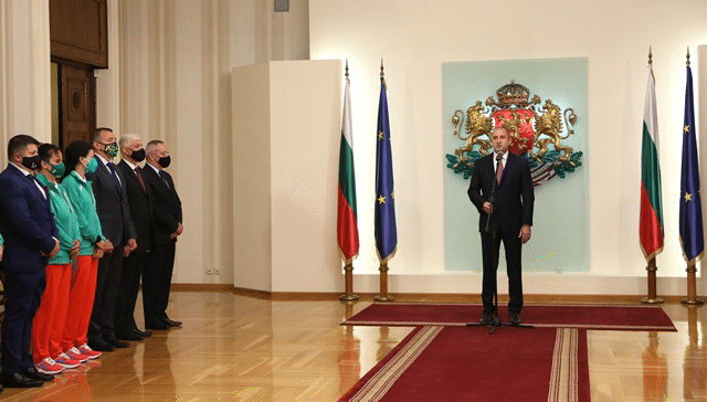 Президентът Румен Радев връчи националния флаг на българските олимпийци