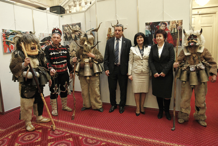 Председателят на Народното събрание Цвета Караянчева откри изложба от фотографии „Духът на Сурва“, посветена на международния фестивал на маскарадните игри в Перник