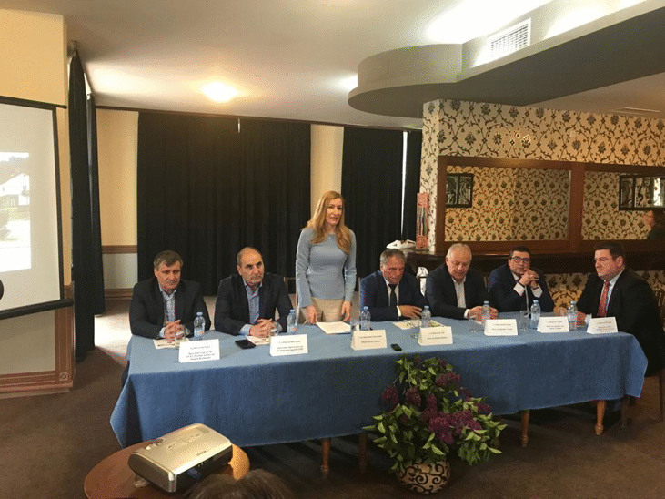 Министър Ангелкова на дебат за туризма в община Баните: Разработваме стратегия за балнео и СПА туризма, потенциалът на Родопите е огромен