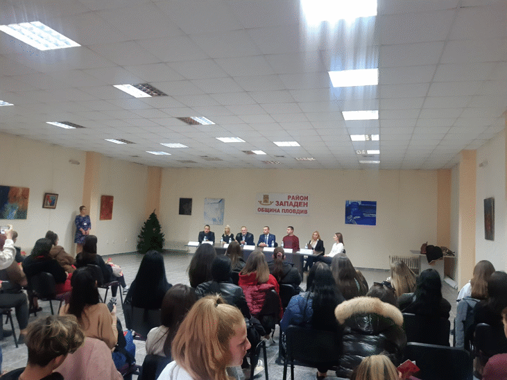 Прокурори от Районна прокуратура – Пловдив изнесоха лекция на тема „Животът е хубав без агресия“ пред гимназисти от три училища по покана на кмета на район „Западен“ в града