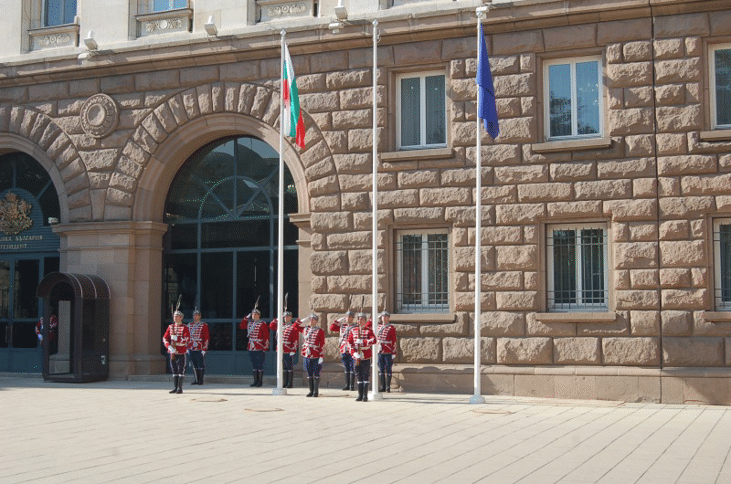 Денят на народните будители бе отбелязан с тържествена смяна на караула и издигане на националното знаме
