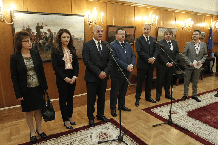 Едни от първите печатни издания на книгите „Бай Ганьо” и „До Чикаго и назад” на Алеко Константинов представя изложба в Народното събрание по повод 155 години от рождението му