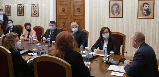 Румен Радев: Огромните средства, които държавата инвестира в машини за гласуване, трябва да бъдат оправдани