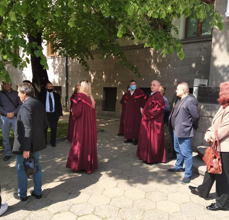 Прокурори, следователи и съдебни служители от района на Окръжна прокуратура – Пазарджик мълчаливо изразиха позиция против вмешателството в независимата съдебна власт