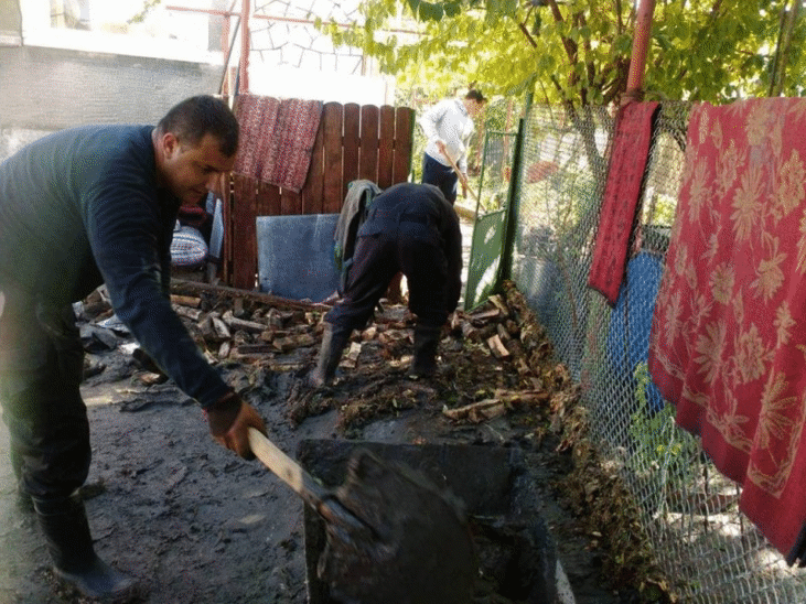 Военнослужещи от ВМС оказват помощ на пострадали от наводненията в област Бургас