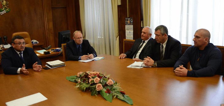 Министър Младен Маринов се срещна с четиримата обвинени за инцидент в български териториални води