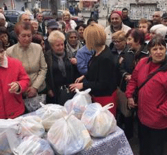 Омбудсманът Мая Манолова дари 400 пакета храна на социално слаби и възрастни хора в град Търговище