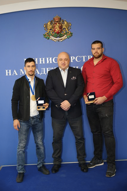 Министър Кралев връчи почетни медали на ММС на световните шампиони по ММА