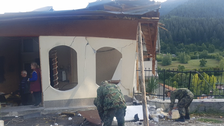 Сухопътни войски оказват помощ на населението в Смолян