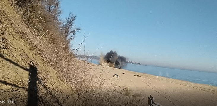 Военнослужещи от Военноморските сили унищожиха невзривен боеприпас, открит на плажа в Обзор