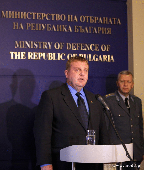Министърът на отбраната Красимир Каракачанов: Основната наша грижа е животът на летците Министърът на отбраната Красимир Каракачанов: Основната наша грижа е животът на летците