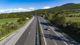 На 3 ноември за краткотрайни ремонти в платното за София ще е ограничено движението в активната лента при 87-ми км на АМ „Тракия"