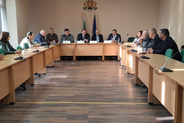 Зам.-министър Капитанов запозна местната власт с напредъка по изграждането на мрежа от наземни генератори за градозащита в Кюстендил и Перник