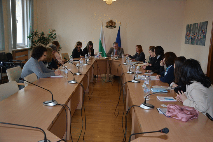 Министър Калфин настоява за подобряване на ефективността и експертизата на работната група по деинституционализация на деца