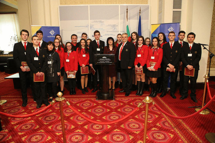 Председателят на Народното събрание Цвета Караянчева се срещна с учениците от Клуба на младите посланици от СУ „Петко Рачов Славейков" в Кърджали, които участват в Програмата за училища посланици на Европейския парламент