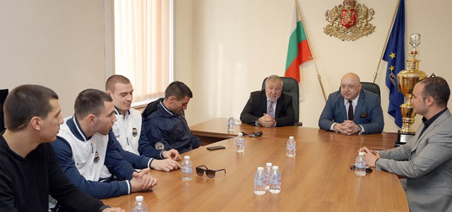 Министър Кралев връчи почетни медали на ММС 
на призьорите от Световното първенство по кикбокс