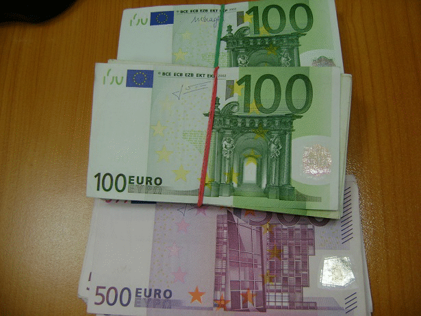 Митнически служители откриха недекларирана валута за близо 50 000 лева в дамска чанта на пътничка