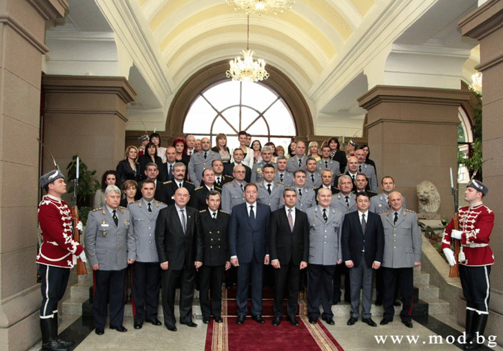 Седемнадесет военнослужещи от Министерството на отбраната и Българската армия бяха произведени в първо и следващо висше офицерско звание