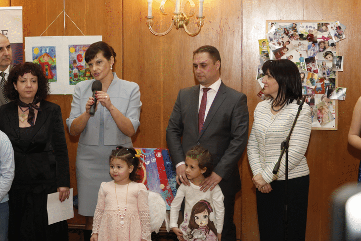 Малки деца бяха гости на парламента по повод представянето на клип в подкрепа на семействата с репродуктивни проблеми в България