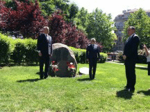 Министър Лукарски поднесе цветя на паметника на Васил Левски и Георги Сава Раковски в Белград по случай 2 юни