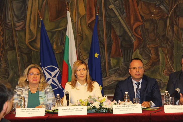Министър Ангелкова: Представяме пред туристическия и земеделския бранш проект за 12 винено-кулинарни дестинации