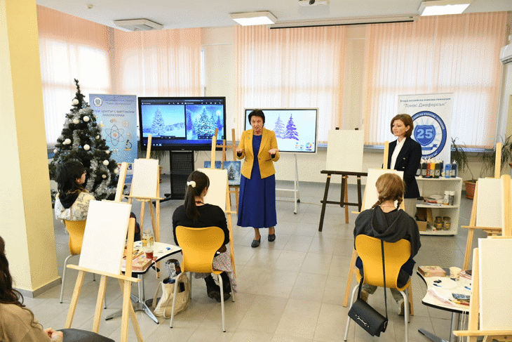 Ученици От Втора Английска Гимназия Рисуваха Коледни Пейзажи В Присъствие На Зам.-Министър Лазарова