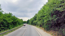 Шофьорите да се движат с повишено внимание по път II-82 в участъка от Самоков до разклона за с. Широки дол. Ремонтира се настилката