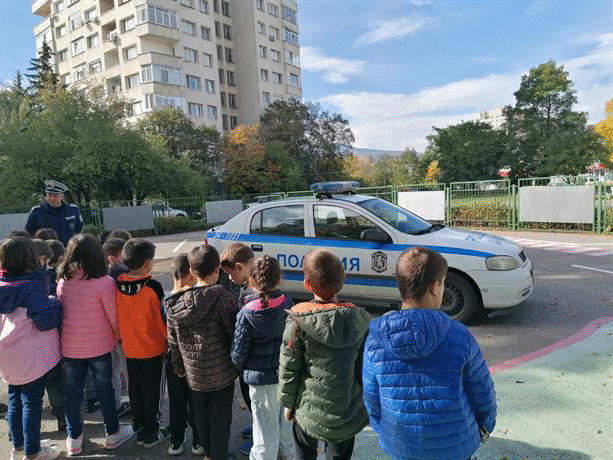 Столични полицаи изнесоха открит урок по пътна безопасност за деца от район „Искър“