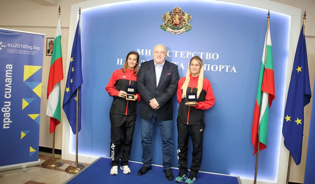 Министър Кралев връчи почетни плакети на европейските шампионки по бадминтон Габриела и Стефани Стоеви