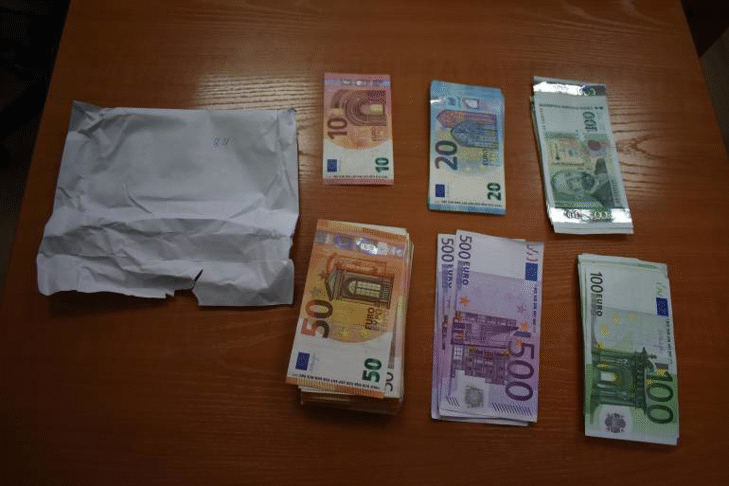 Специализираната прокуратура иззе валута и левове, равняващи се на 427 000 лв., от банкова касета на главния секретар на Държавната агенция за българите в чужбина