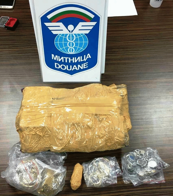 Над 1 килограм златни и сребърни бижута, укрити по телата на трима пътници, откриха митническите служители на МП Капитан Андреево