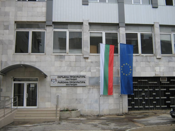 Длъжностно лице изправено на подсъдимата скамейка за издадени удостоверения за наследници с неверни данни