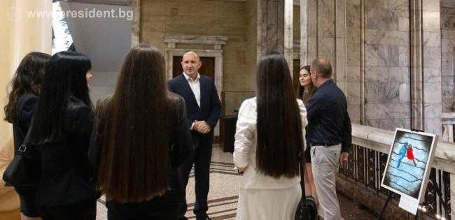 Румен Радев се срещна с ученици, създали изложбата „Не пренасяйте войната от вашите умове в нашите сърца“, представена в президентската институция