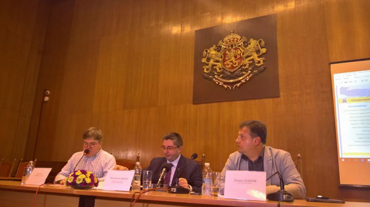 Министър Нанков: От следващата седмица до 15 септември се ограничава движението на тирове по всички магистрали (презентация)