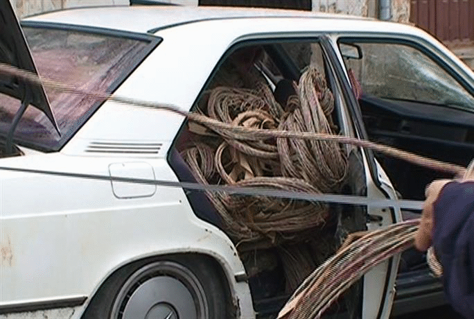 Седемчленна група, заподозряна в кражба на голяма количество комуникационни кабели, бе заловена от полицаи в Шумен