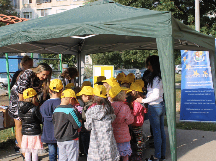 Цветни фигури и празник в парк Слатинска река