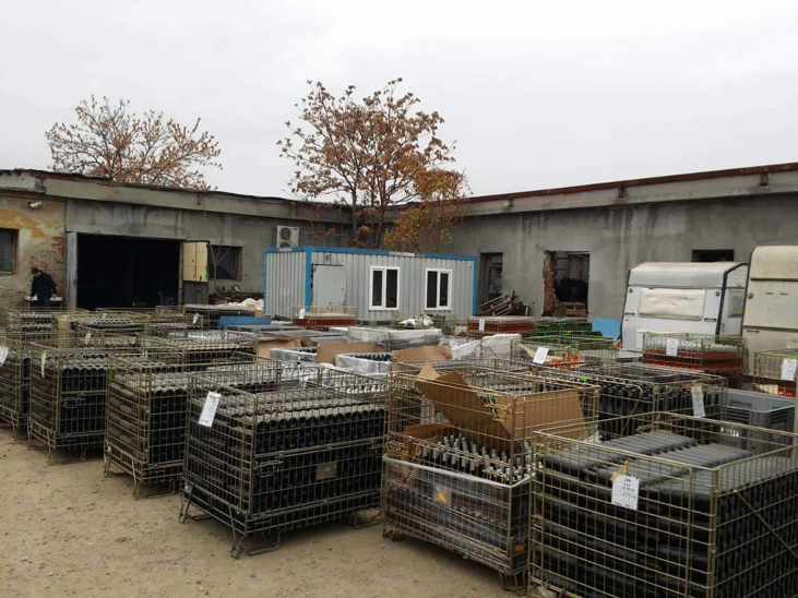 Митнически служители откриха близо 30 000 л нелегално вино в стопанска постройка