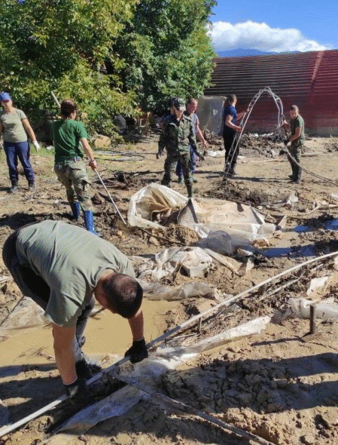 Над 120 военнослужещи продължават да отстраняват щети в Карловско Над 120 военнослужещи продължават да отстраняват щети в Карловско