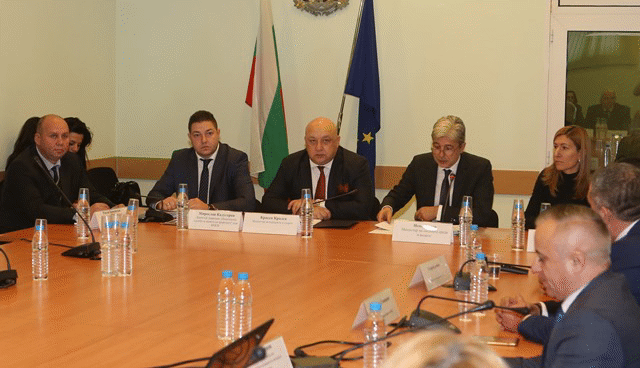 Министър Кралев: ММС категорично подкрепя изграждането на инфраструктура за практикуване на зимни спортове